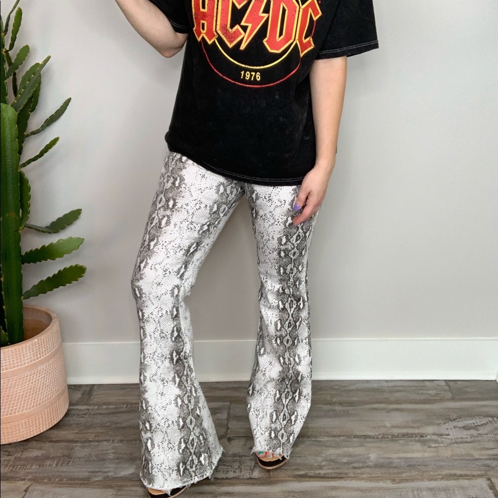 She’s Sneaky Snakeskin Flare Jeans 10 16 Trendy - Picture 7 of 8